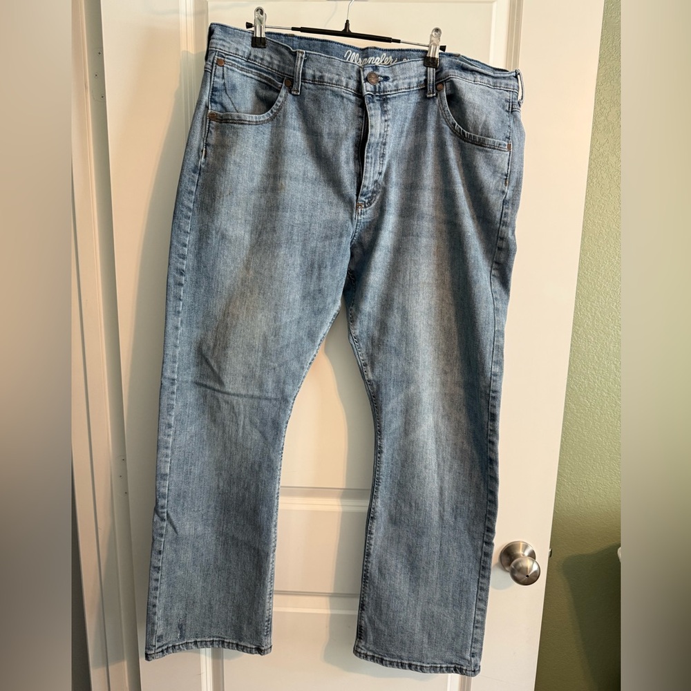 Wrangler Men's Classic Blue Relaxed Jeans
